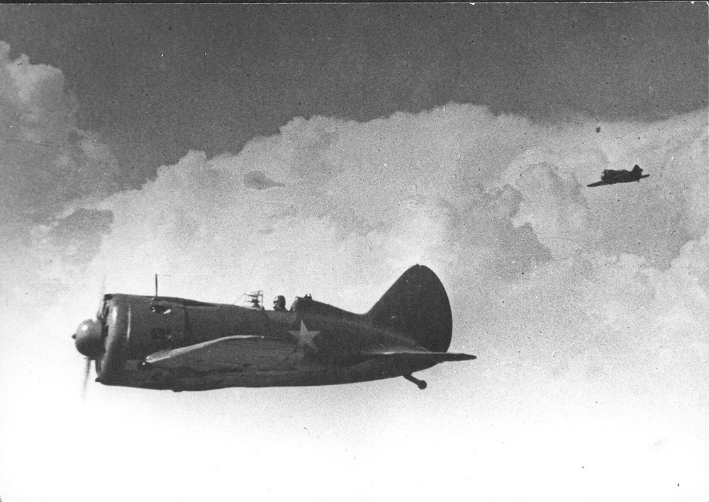 8.I-16-tip-29-patruliruyut-Leningradskoe-nebo.Leto-1941g..jpg
